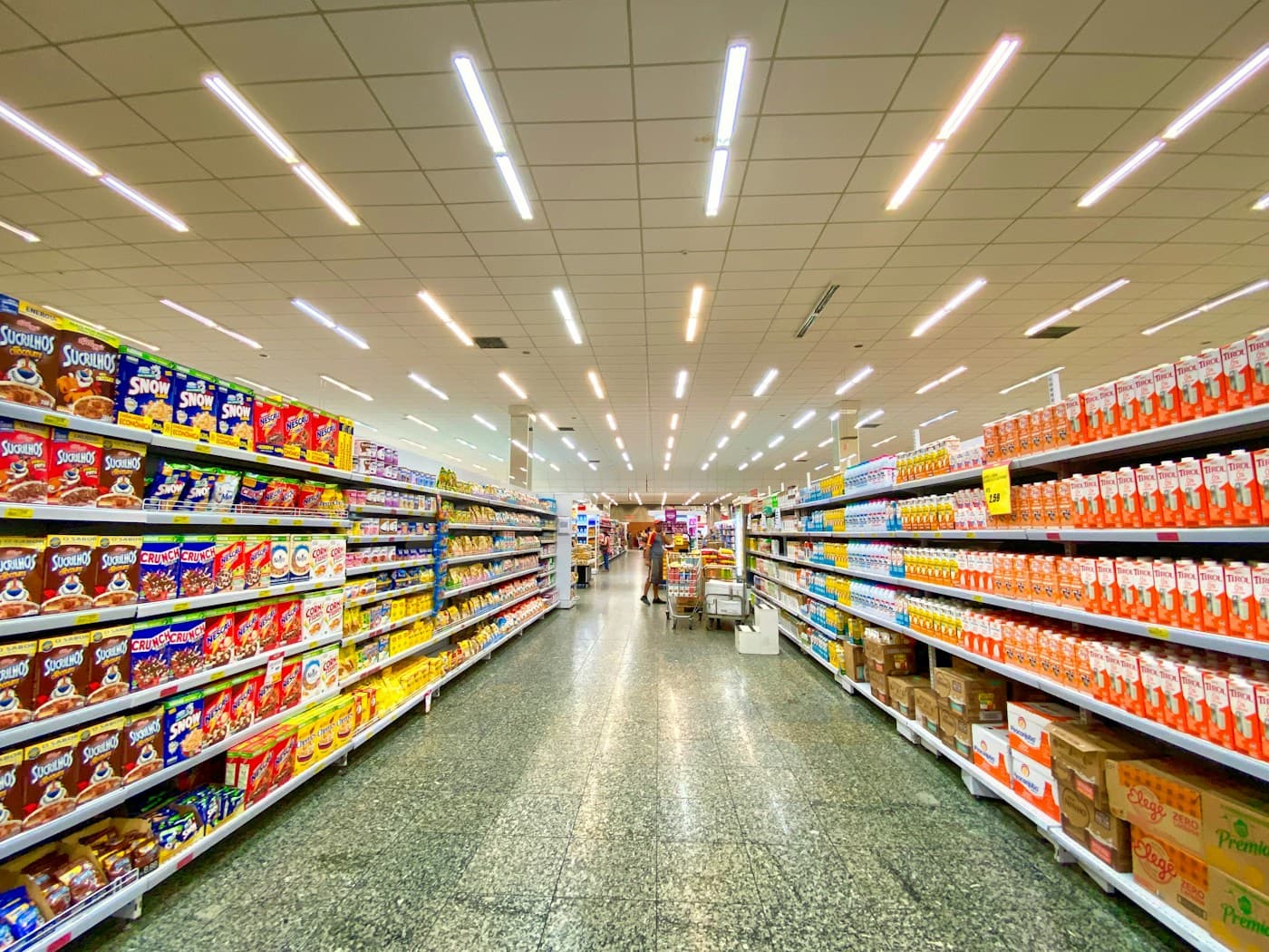 Corredor organizado de mercado com produtos disponíveis nas prateleiras