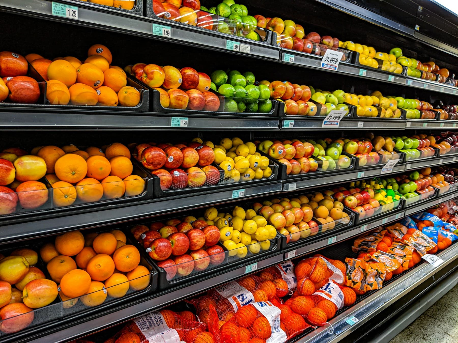 Seleção de alimentos frescos organizada para abastecimento
